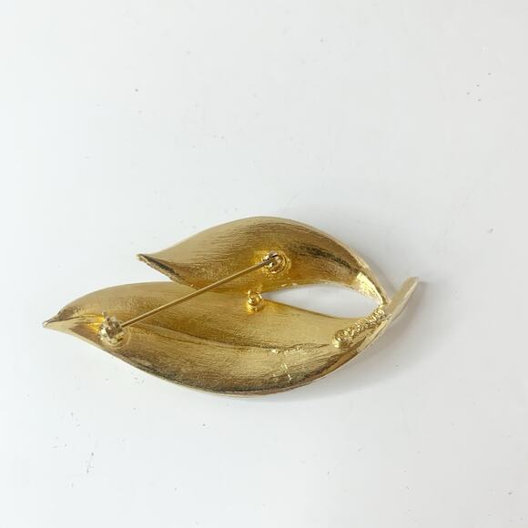 Vintage SARAH COVENTRY White Leaf Brooch Pin Gold Tone Jewelry Elegant COV MCM - Picture 2 of 5